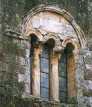 dettaglio della Trifora sulla facciata della Pieve di S.Giovanni Battista a Pievescola