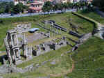 ruderi del teatro romano di volterra